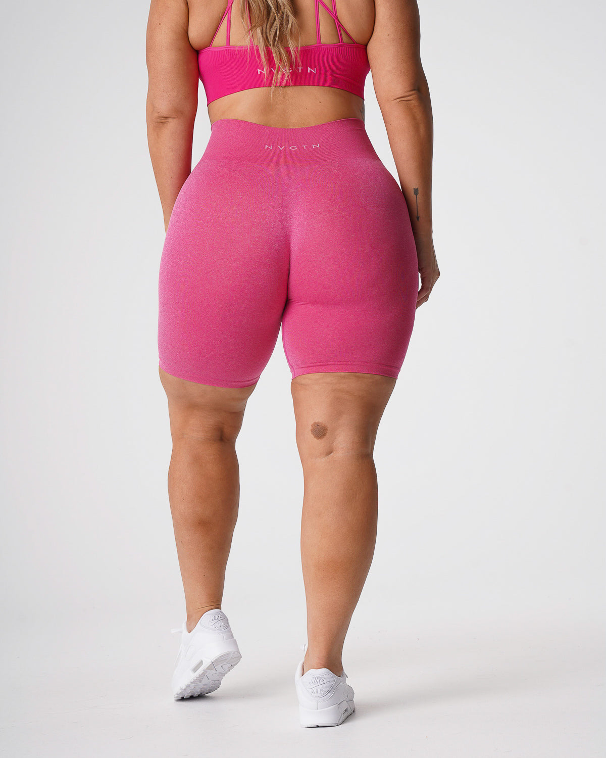 Women Fuchsia Pro Seamless Shorts | NVGTN