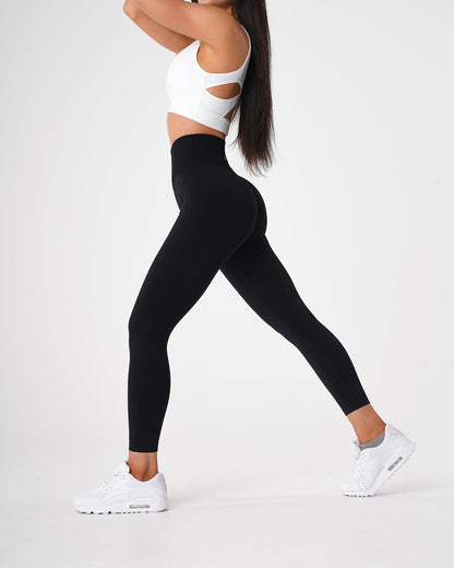 Women Black Solid Seamless Leggings | NVGTN