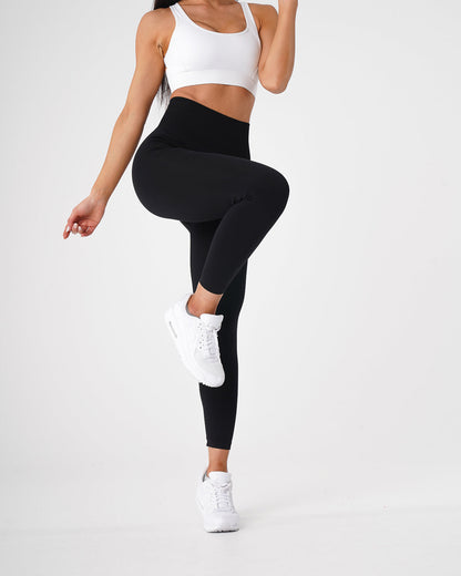 Women Black Solid Seamless Leggings | NVGTN
