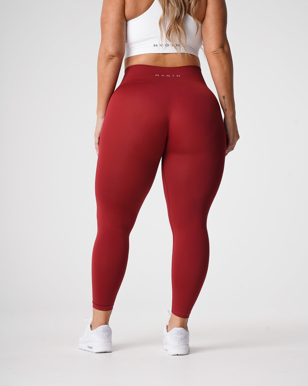 Women Carmine Solid Seamless Leggings | NVGTN