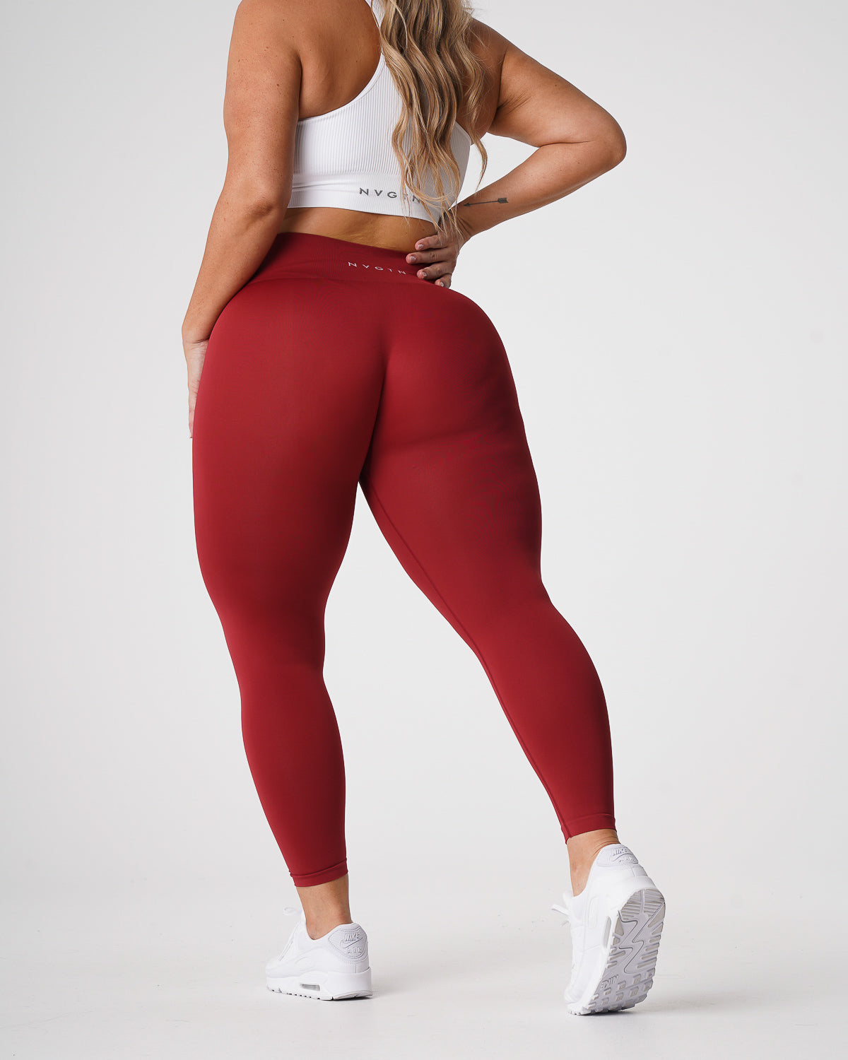 Women Carmine Solid Seamless Leggings | NVGTN