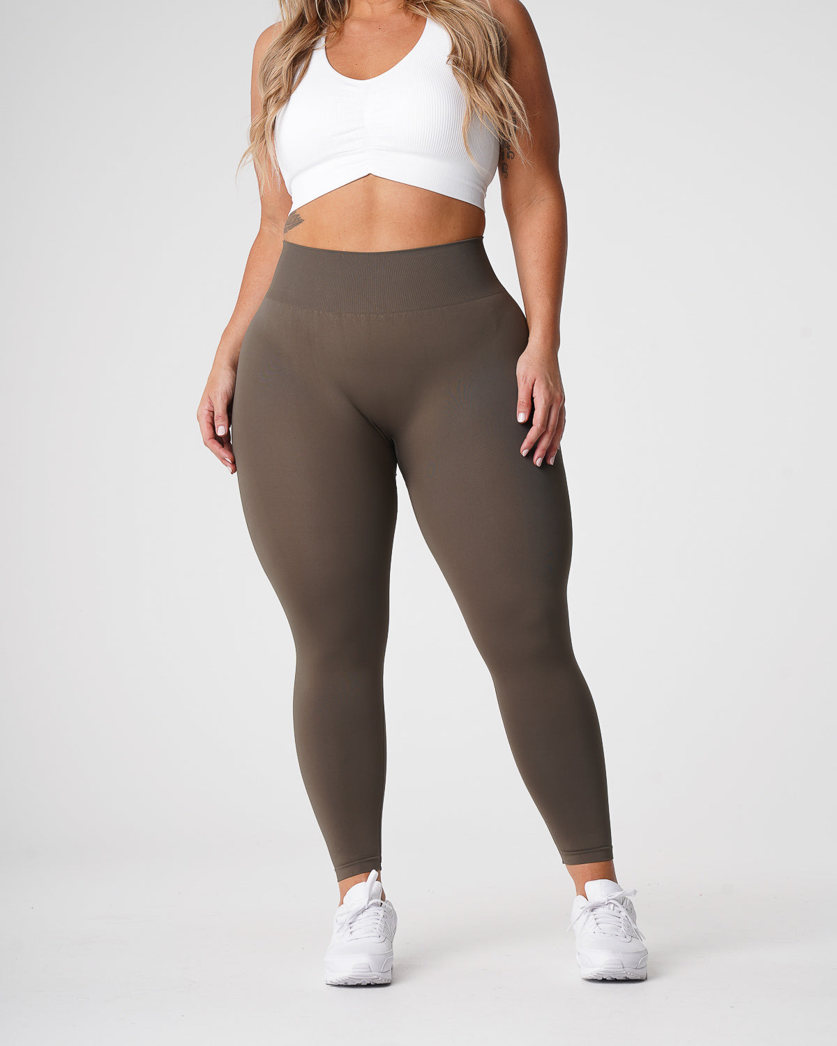 Women Olive Solid Seamless Leggings | NVGTN