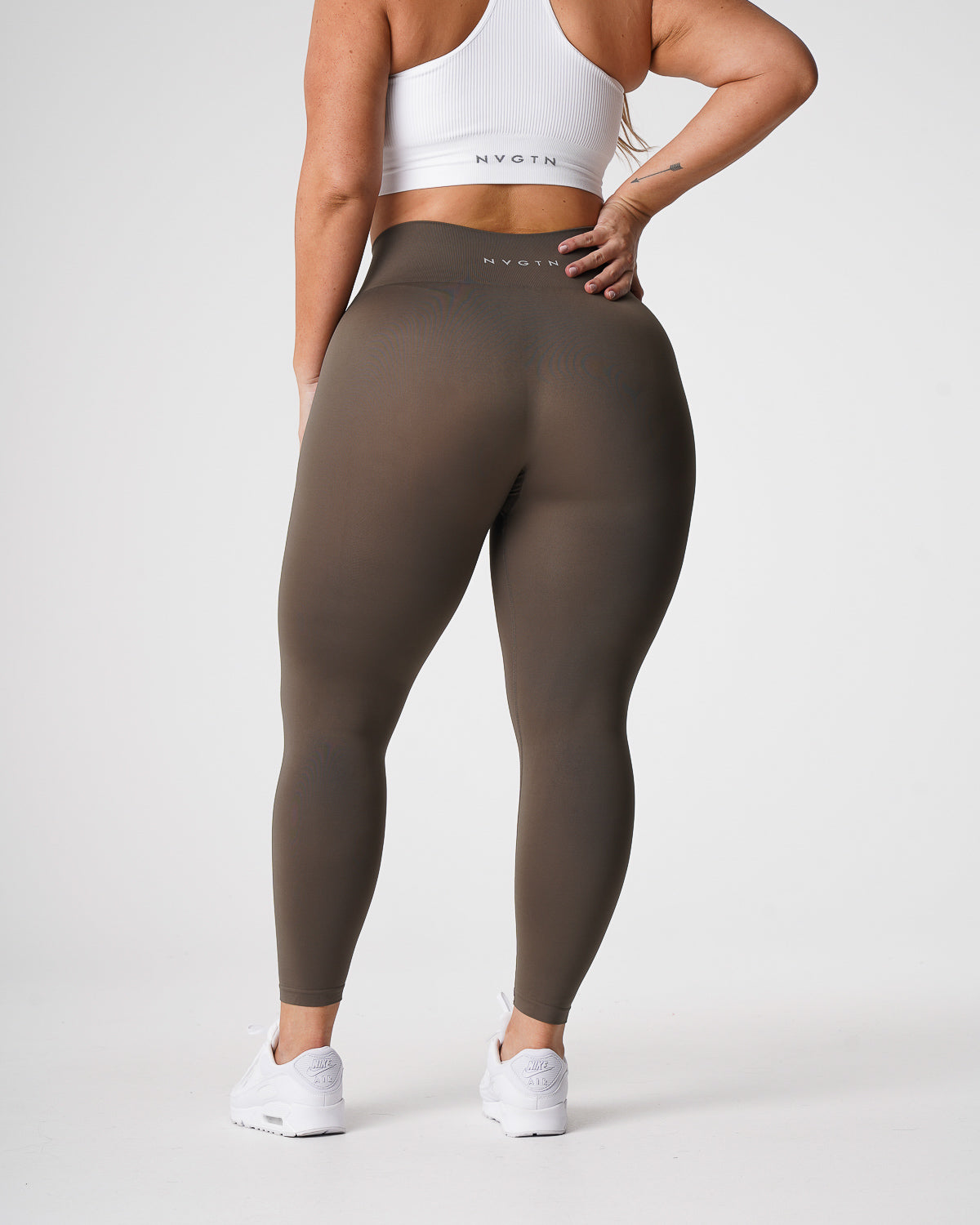 Women Olive Solid Seamless Leggings | NVGTN