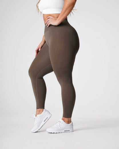 Women Olive Solid Seamless Leggings | NVGTN