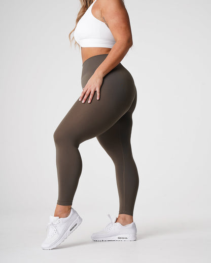 Women Olive Solid Seamless Leggings | NVGTN