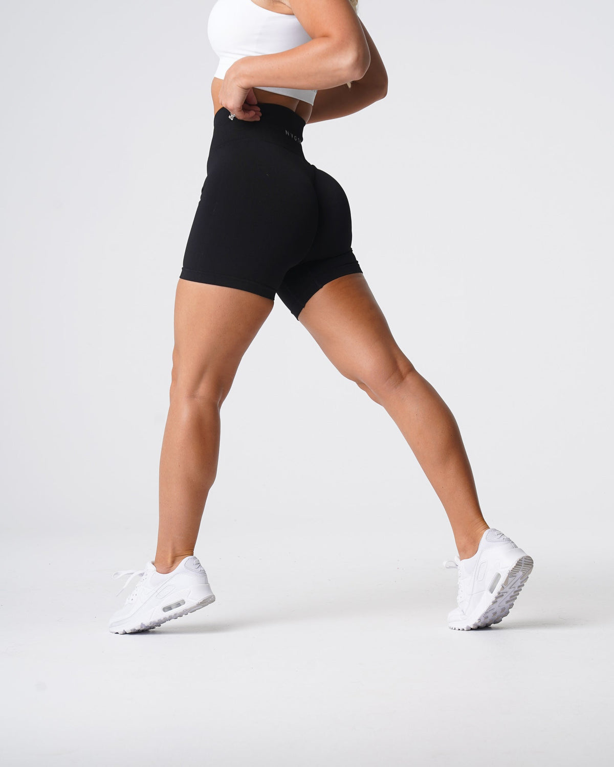Women Black Solid Seamless Shorts | NVGTN