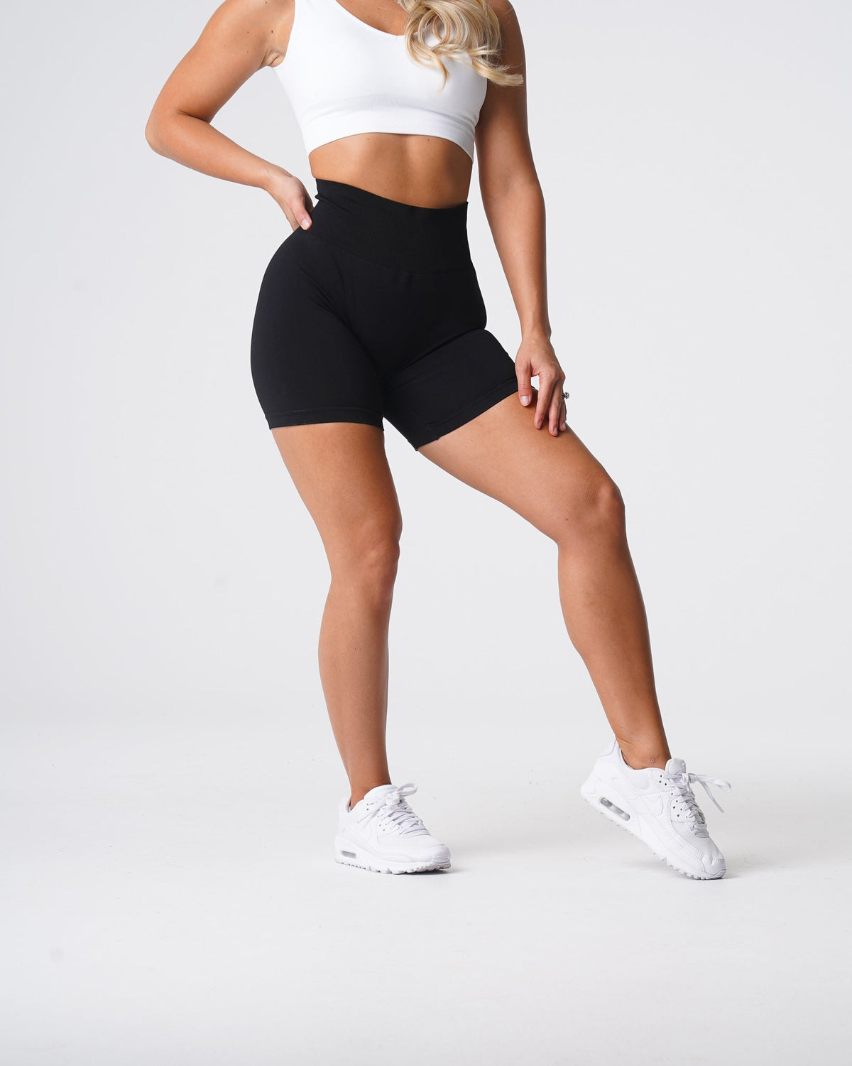 Women Black Solid Seamless Shorts | NVGTN