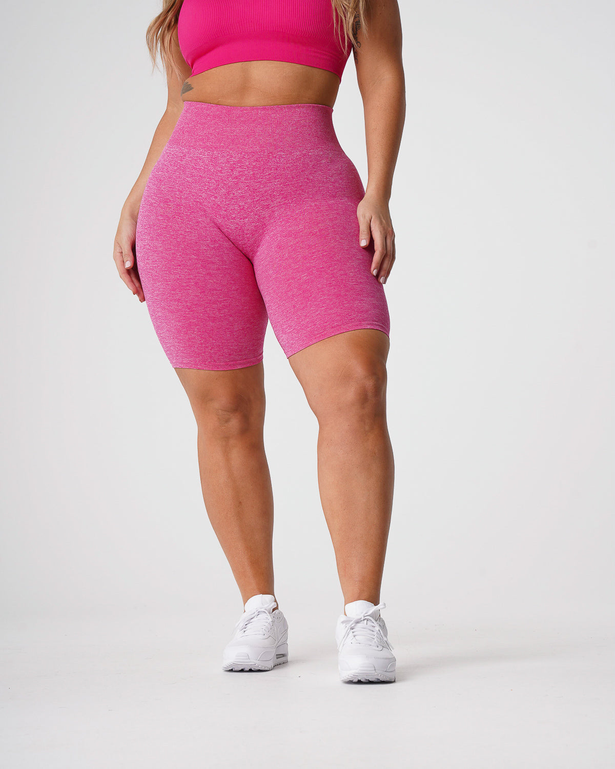 Women Fuchsia Scrunch Seamless Shorts | NVGTN