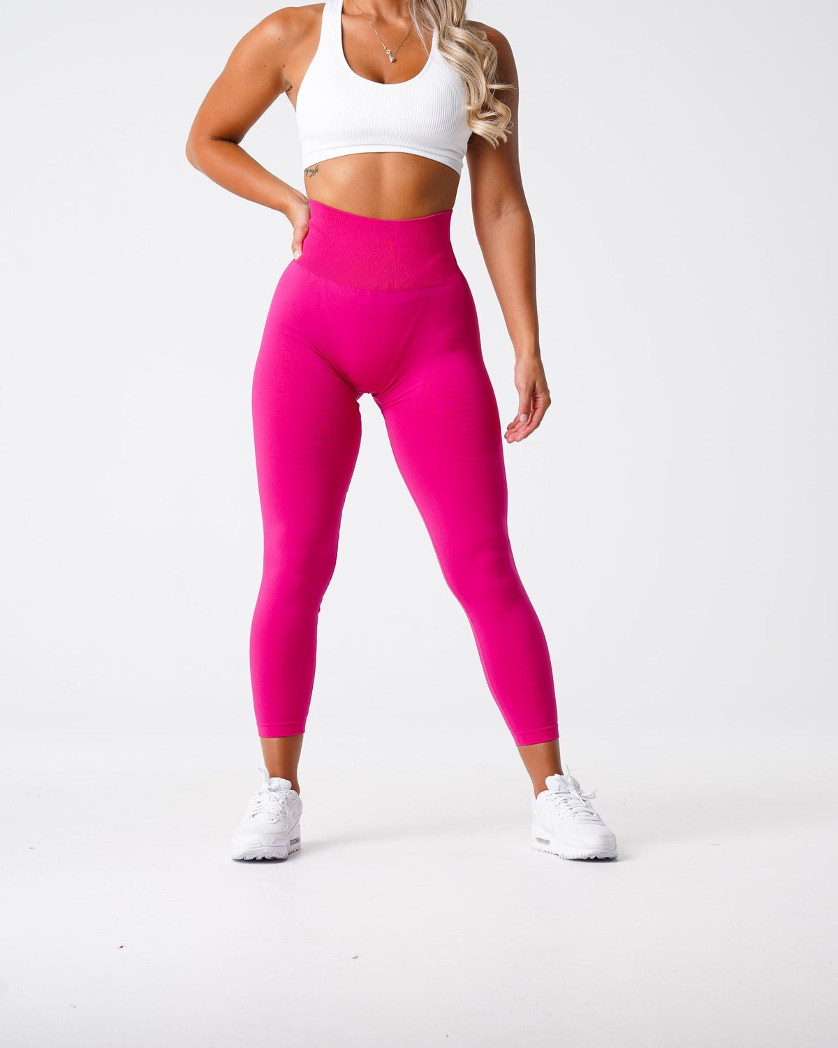 Women Magenta Solid Seamless Leggings | NVGTN