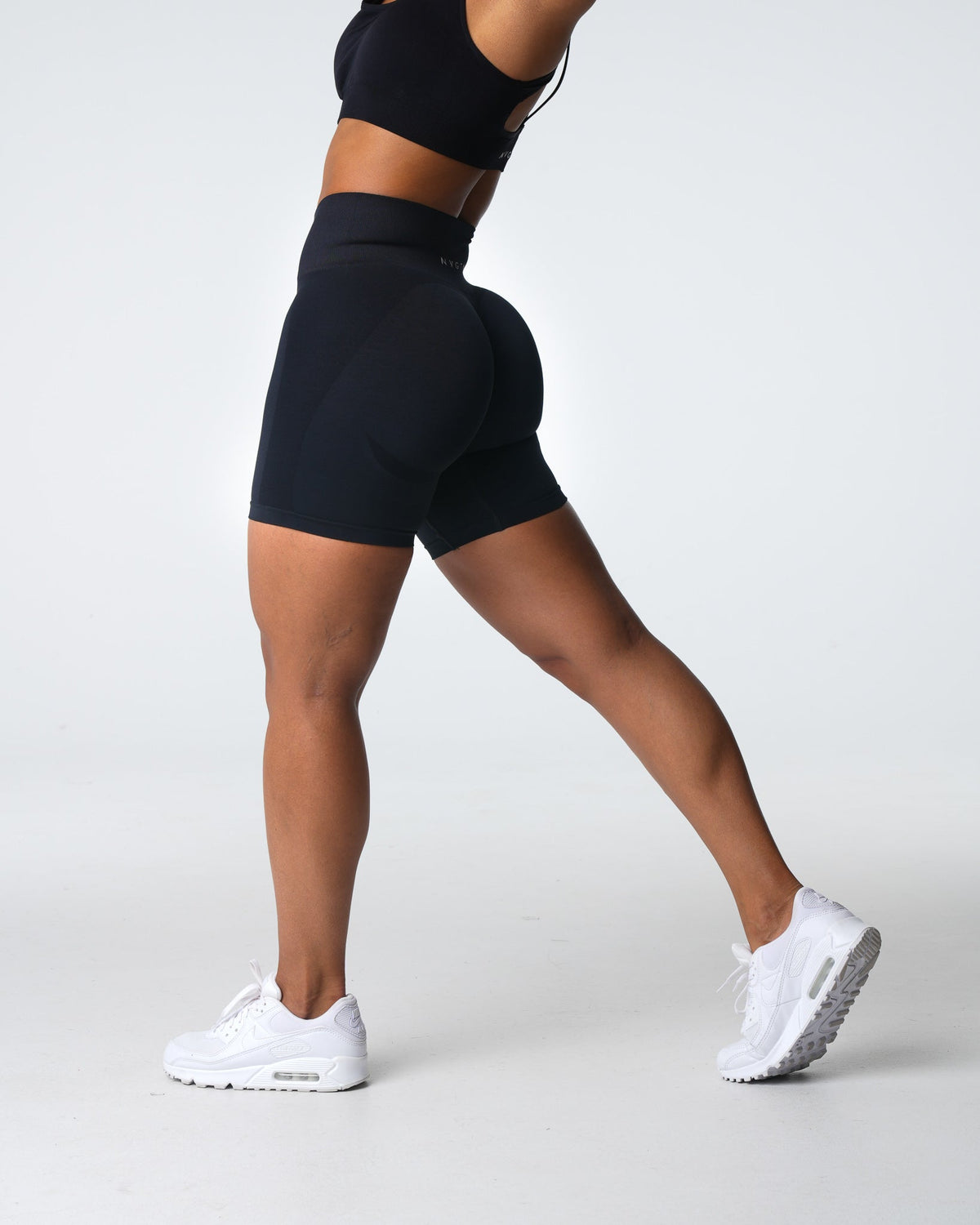 Women Black Contour 2.0 Seamless Shorts | NVGTN