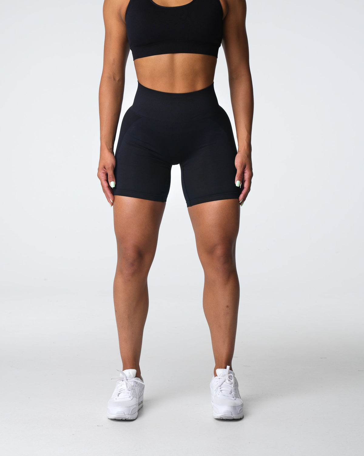 Women Black Contour 2.0 Seamless Shorts | NVGTN