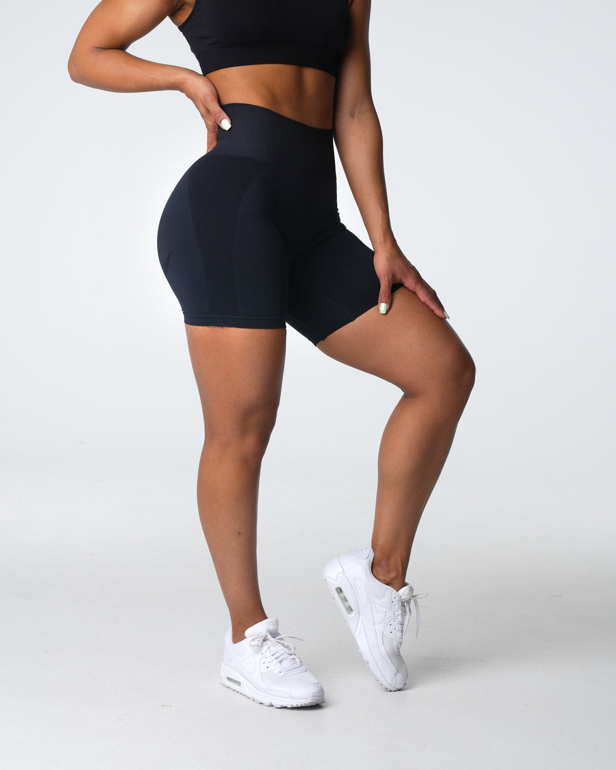 Women Black Contour 2.0 Seamless Shorts | NVGTN