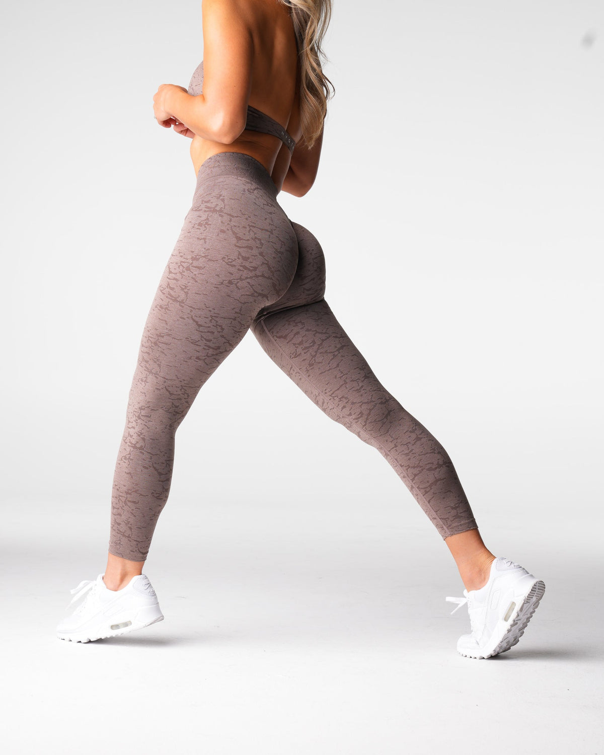 Women Oak Breakthrough Seamless Leggings | NVGTN